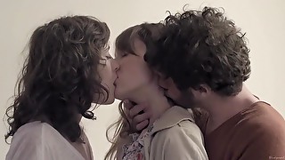 A trois first of all y va (2015) Anais Demoustier, Sophie Verbeeck